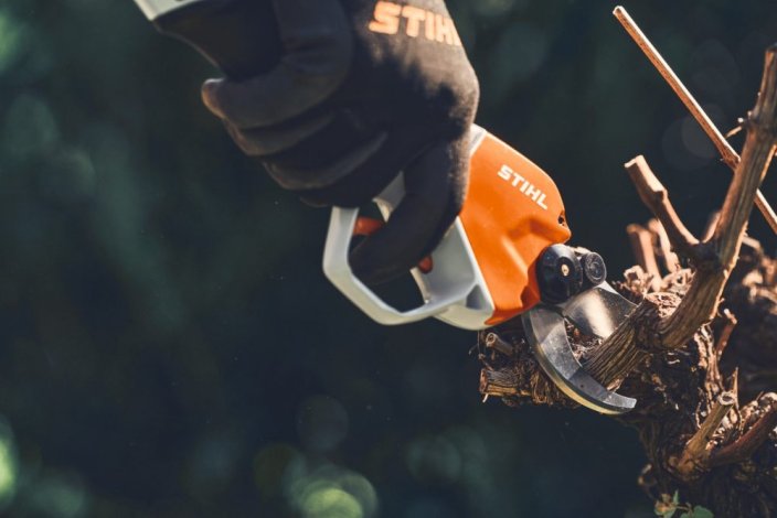 AKUMULÁTOROVÉ NŮŽKY NA VĚTVE STIHL ASA 130
