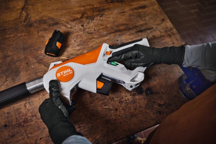 Akumulátorová vyvětvovací pila STIHL HTA 30 SET