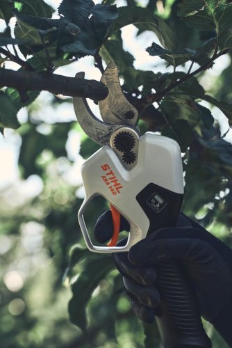 AKUMULÁTOROVÉ NŮŽKY NA VĚTVE STIHL ASA 140